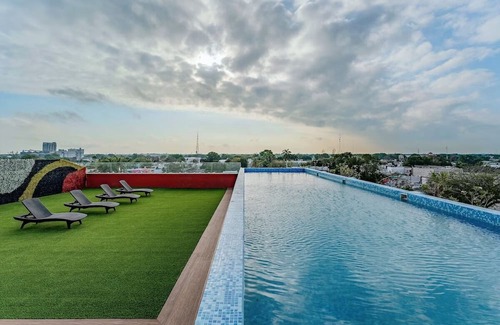 Centro Haus | Your Perfect Mérida Escapade: Elegant Rooms, Stunning Rooftop Pool - Parking
