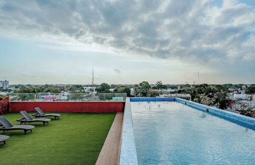 Centro Haus | Your Perfect Mérida Escapade: Elegant Rooms, Stunning Rooftop Pool - Parking
