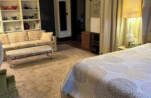 Stevens Point Sonstige | This historic downtown “castle-like” beauty has a unique style of it’s own!