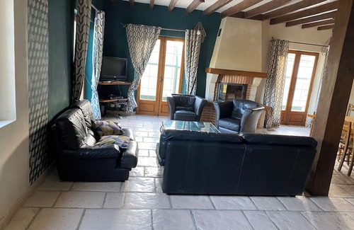 Mont-Saint-Jean Haus | Spacious house with pool and spa