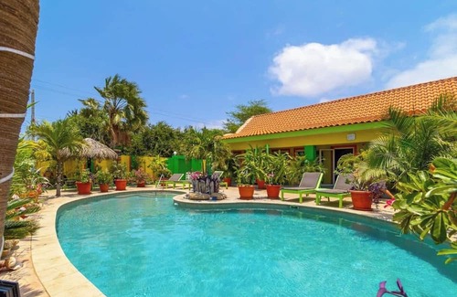 Punto de Oro Wohnung | This apartment is a 4 bedroom(s), 4 bathrooms, located in Oranjestad, null.