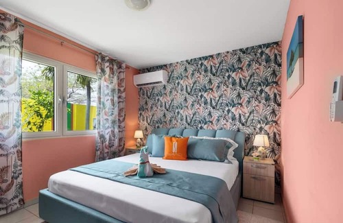 Punto de Oro Wohnung | This apartment is a 4 bedroom(s), 4 bathrooms, located in Oranjestad, null.
