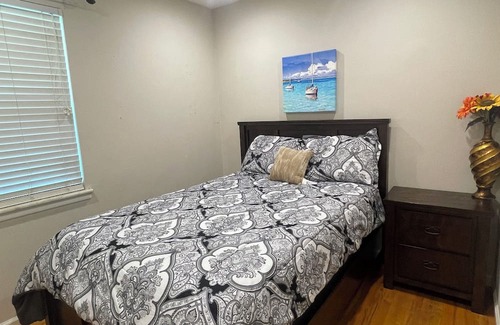 Ballwin Haus | Charming 1-bedroom in basement with AC, WiFi in awesome Ballwin