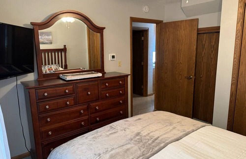 Edinboro Haus | Lolly's Lookout a Spacious 5-bedroom house in Edinboro, PA