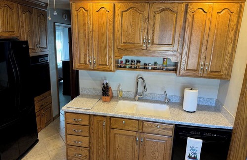 Edinboro Haus | Lolly's Lookout a Spacious 5-bedroom house in Edinboro, PA