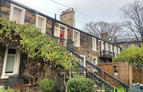 Tollcross Hütte | Charming 2-bedroom cottage in enchanting central location in Edinburgh