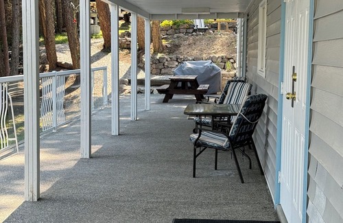 Central Okanagan Wohnung | Charming 2-bedroom SUITE with AMAZING LAKE AND MOUNTAIN VIEWS, WiFi and AC