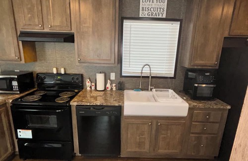Walterboro Haus | 3-bedroom mobile home in awesome Walterboro with AC, WiFi, Cable