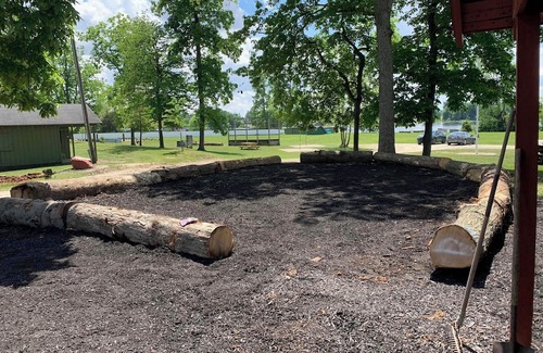 Columbia City Wohnmobilvermietung | Tranquil campground with WiFi in Columbia City