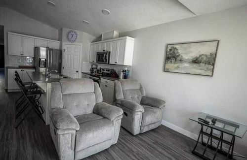 Clairmont Wohnung | 3 bed, 2 full bathrooms parking for 2 vehicles
