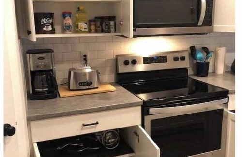 Clairmont Wohnung | 3 bed, 2 full bathrooms parking for 2 vehicles