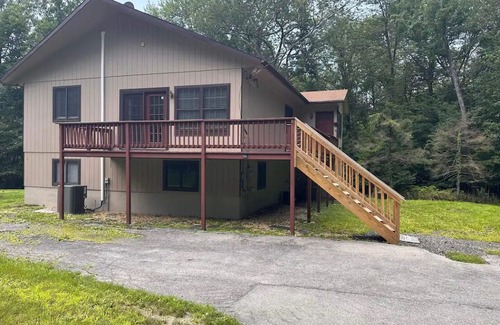Circleville Haus | 3BR;2BA home; Middletown NY Sleeps 6; AC;WiFi; Close to Amenities; Peaceful .