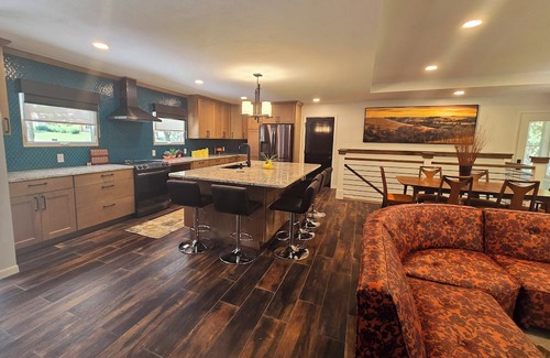 Manhattan Haus | The Bradley House - Beautiful & Spacious Home - Near Campus & Stadium