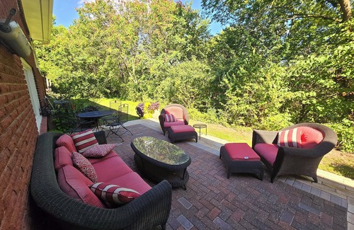 Manhattan Haus | The Bradley House - Beautiful & Spacious Home - Near Campus & Stadium