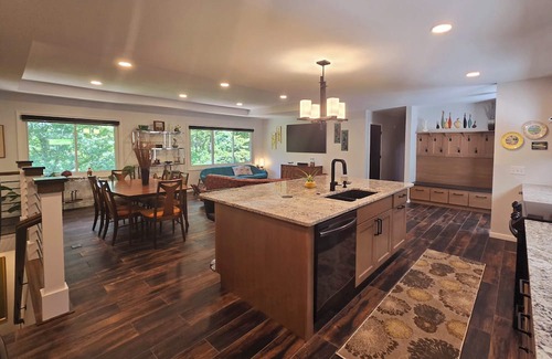 Manhattan Haus | The Bradley House - Beautiful & Spacious Home - Near Campus & Stadium