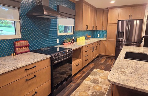 Manhattan Haus | The Bradley House - Beautiful & Spacious Home - Near Campus & Stadium