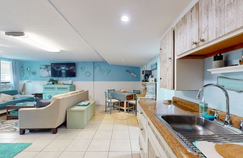 Chassahowitzka Haus | Cozy coastal home with plenty of space and close to springs