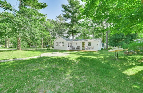 Cadillac Hütte | Cadillac Cottage w/Grill: Walk to Lake Cadillac!