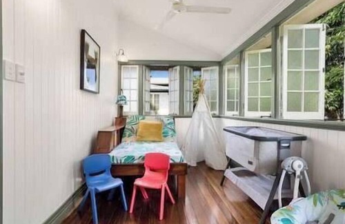 Edge Hill Haus | Classical King Bed Home at Edge Hill, 5km To Cairns