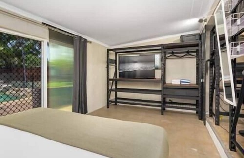 Holloways Beach Haus | Tech Haven 4BR close walk to Holloways beach, Pool, Pets, Lots of parking