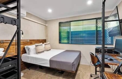Holloways Beach Haus | Tech Haven 4BR close walk to Holloways beach, Pool, Pets, Lots of parking