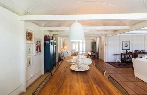 Ibiuna Hütte | Paraíso à Beira da Represa: Casa Luxuosa com Piscina no Veleiros de Ibiúna!