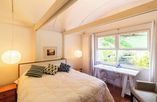 Ibiuna Hütte | Paraíso à Beira da Represa: Casa Luxuosa com Piscina no Veleiros de Ibiúna!