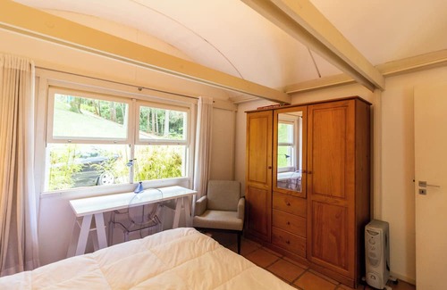 Ibiuna Hütte | Paraíso à Beira da Represa: Casa Luxuosa com Piscina no Veleiros de Ibiúna!