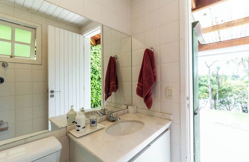 Ibiuna Hütte | Paraíso à Beira da Represa: Casa Luxuosa com Piscina no Veleiros de Ibiúna!