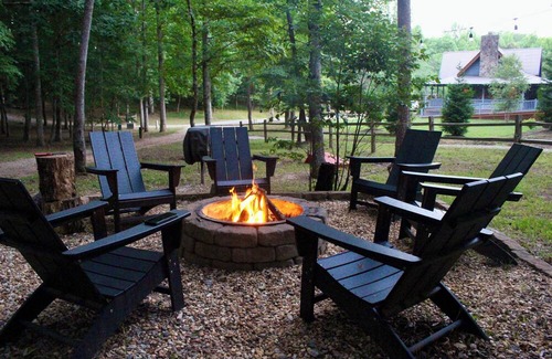 Demorest Kabine | Riverland Retreat, Cozy Cabin on Soque River in Demorest. Pet-Friendly!