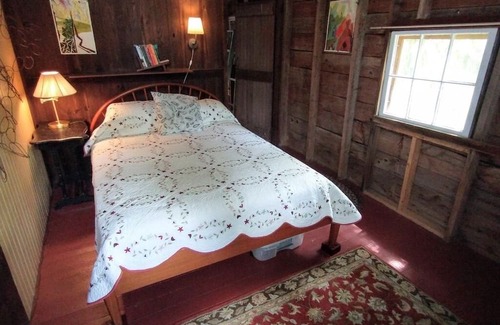 Adamsville Haus | Peaceful country barn near the RI/MA coast.