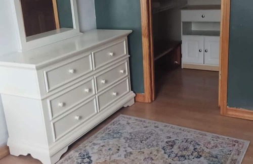 Streamwood Haus | Spacious, cozy 3 bedroom house with a perfect location