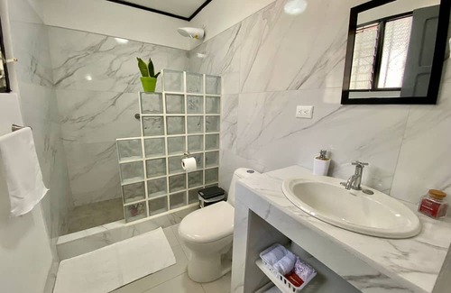 Guacima Haus | House 3 mins from SJO airport with free parking