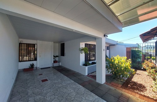 Guacima Haus | House 3 mins from SJO airport with free parking