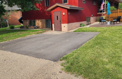 Glencoe Wohnung | Glenmoor Manor-Quiet 2 Bedroom Stay 1 hour West of Minneapolis!