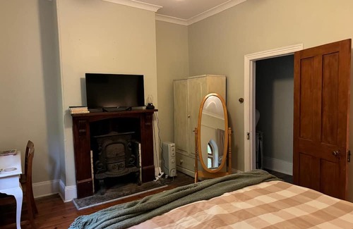 Upper Wakefield Hütte | This quaint and elegant cottage is your retreat in the heart of charming Auburn!