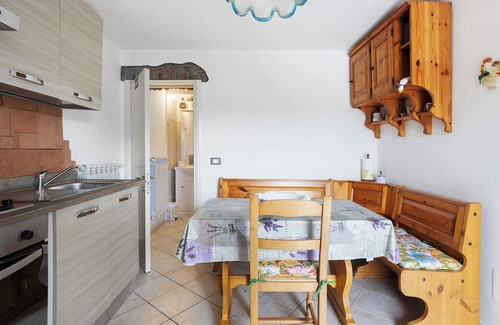 Beverino Wohnung | Apartment 'La Casa Sulla Collina' with Balcony, Wi-Fi and Air Conditioning