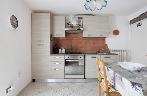 Beverino Wohnung | Apartment 'La Casa Sulla Collina' with Balcony, Wi-Fi and Air Conditioning