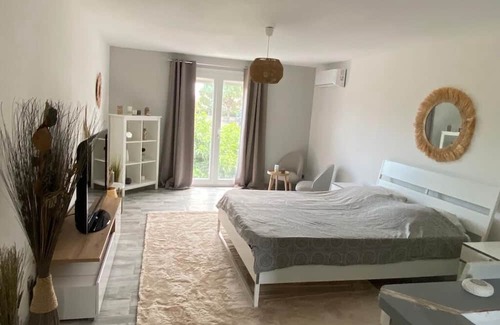 Marsillargues Wohnung | 2-person apartment with Jacuzzi suite, garden, close to beaches.