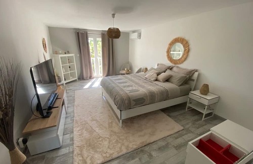 Marsillargues Wohnung | 2-person apartment with Jacuzzi suite, garden, close to beaches.