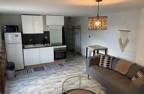 Marsillargues Wohnung | 2-person apartment with Jacuzzi suite, garden, close to beaches.