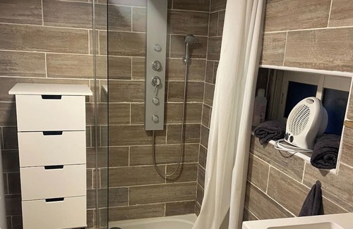 Marsillargues Wohnung | 2-person apartment with Jacuzzi suite, garden, close to beaches.