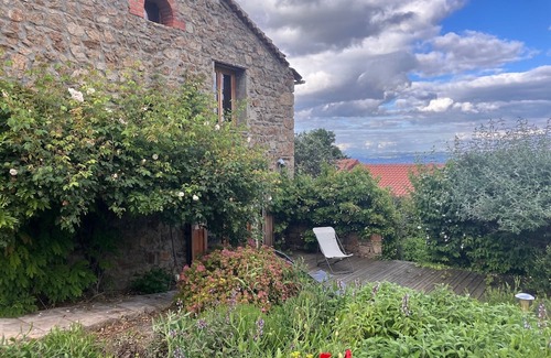 Chenereilles Haus | Stone house with heated swimming pool in Forez