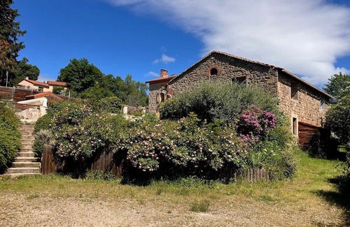 Chenereilles Haus | Stone house with heated swimming pool in Forez