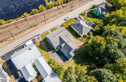 Costigan Wohnung | Serene Riverside Retreat: 4BD Getaway near Bangor