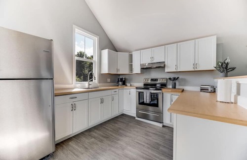 Costigan Wohnung | Serene Riverside Retreat: 4BD Getaway near Bangor