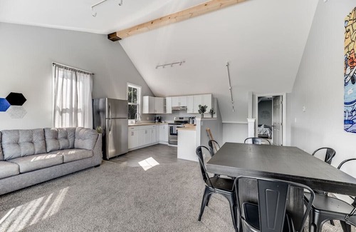 Costigan Wohnung | Serene Riverside Retreat: 4BD Getaway near Bangor