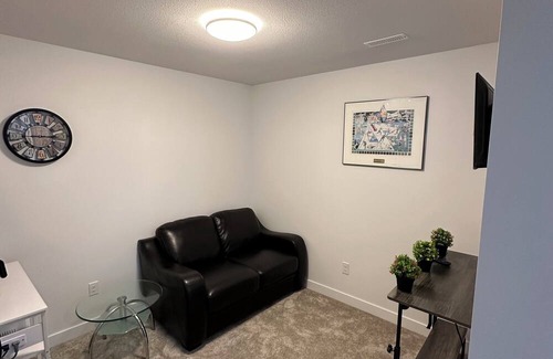 Lethbridge Haus | Cozy, safe, quiet suite less than 5 mins away from Uni. of Lethbridge