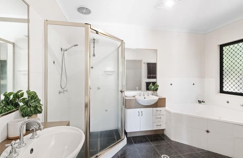 Buderim Haus | Resort Style 5 bedroom stunner with pool 5 minutes to Mooloolaba beach