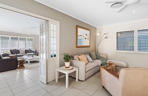 Buderim Haus | Resort Style 5 bedroom stunner with pool 5 minutes to Mooloolaba beach